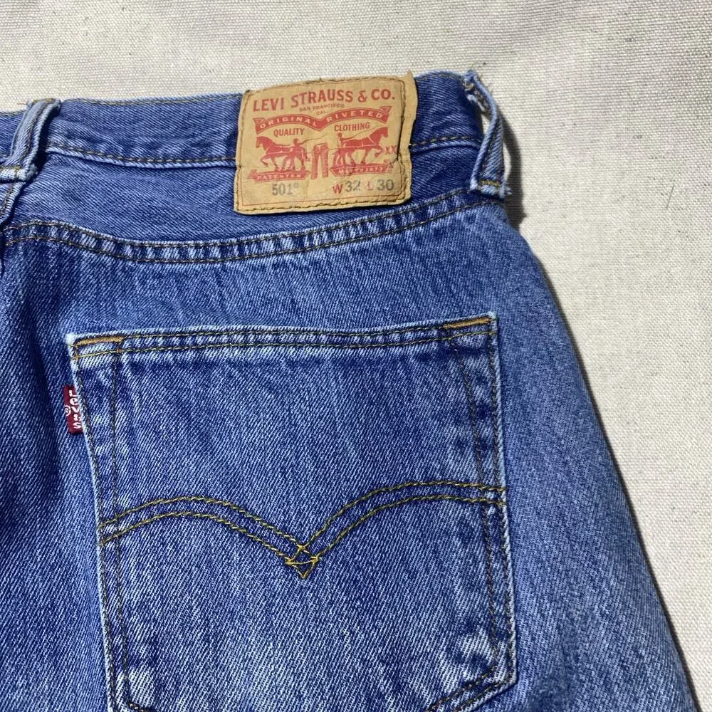 Vintage Levi's 501 Jeans Mens 32x30 Blue Denim 90s Made in USA Button Fly